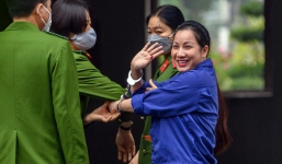 Tin tức pháp luật 24h: Vợ 'Đường Nhuệ' bị giam vẫn trang điểm môi son, móng đỏ ra tòa