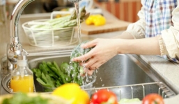 3 thói quen các bà nội trợ hay làm khi nấu ăn vô tình gây hại cho sức khỏe