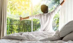 Việc nên làm ngay khi thức dậy quan trọng hơn cả uống nước hay đi vệ sinh