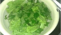 Sai lầm khi ngâm rau sống với nước muối cần tránh