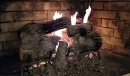 Vợ vô tình châm lửa đốt lò sưởi khiến hơn 500 triệu đồng chồng giấu tan thành mây khói