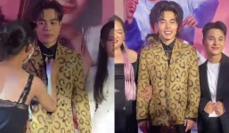 Lê Dương Bảo Lâm liên tục 'cầu cứu' stylist khi gặp sự cố trang phục trên thảm đỏ