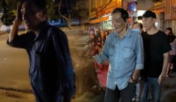 Nghệ sĩ Thương Tín lang thang một mình ngoài phố đêm khuya với biểu cảm khó hiểu