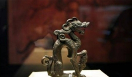 Xây chuồng lợn phát hiện vật thể lạ trong bức tường, đáng sợ hơn là cứ nửa đêm lại phát ra âm thanh ai oán