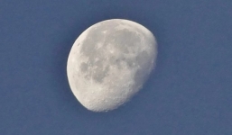 Tại sao chúng ta có thể nhìn thấy mặt trăng vào ban ngày?