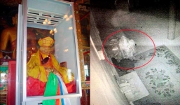 Bí ẩn xác ướp 164 tuổi của Lạt ma di chuyển vào bên trong cung điện được ghi lại