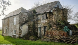 Bí mật đáng sợ được khám phá trong ngôi nhà 130 năm của cặp vợ chồng sau khi nhận được lá thư rùng mình