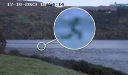 Thợ săn quái vật hồ Loch Ness choáng váng khi thấy 'đầu và cổ' nổi lên từ nước