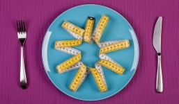 Tại sao không nên ăn tối sau 9 giờ: Ăn muộn có thể tăng nguy cơ đột quỵ lên 28%