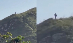 Phát hiện 2 sinh vật khổng lồ giống người ngoài hành tinh với cử chỉ lạ đi dạo dọc theo chân đồi 