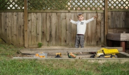 Chơi ngoài sân trường, cậu bé 8 tuổi phát hiện vật thể lạ dưới cát khiến cả trường kinh ngạc