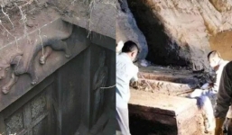 Phát hiện mộ cổ, người đàn ông bủn rủn đứng không vững khi thấy dòng chữ bên trong