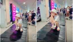 MXH lại xôn xao về hành động phản cảm của nữ tiktoker tại sân bay khi ung dung ngồi trên băng chuyền hành lý