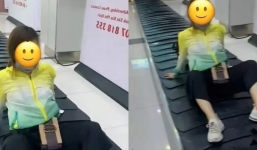 Dư luận phẫn nộ khi lại xuất hiện hành khách tạo dáng phản cảm trên băng chuyền hành lý sân bay