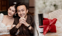 Vợ chồng Lê Âu Ngân Anh được ngợi khen tinh tế vì món quà lạ tặng khách mời dự đám cưới