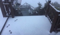 Tuyết rơi dày hiếm thấy nhuộm trắng đỉnh Fansipan, người dân cần phòng rét đậm rét hại