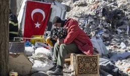 Những người sống sót sau trận động đất vẫn chờ đợi giữa đống đổ nát, không chịu rời đi