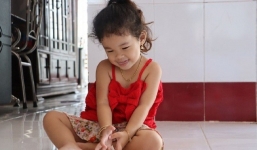 Kỳ lạ bé gái mới hơn 2 tuổi đọc sách thành thạo, biết cả ngoại ngữ