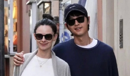 Song Joong Ki diện mạo hốc hác, cùng vợ bầu đi dạo trên đường phố Rome