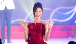 Video: Đỗ Thị Hà lên đồ đỏ rực, từng sải bước khoe đôi chân 'kiếm Nhật' khó lòng rời mắt