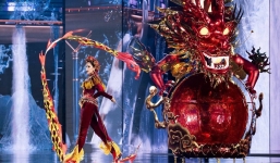 Video: Lê Hoàng Phương hóa nữ tướng, hiện diện tỏa sáng với trang phục dân tộc nặng 20 kg