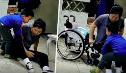 Xúc động khoảnh khắc cậu bé 4 tuổi đỡ người mẹ tàn tật ngồi xe lăn: Nói những lời động viên khiến ai nấy rưng rưng