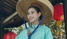 Video: Đỗ Thị Hà đầy lạ lẫm với đồ 'cổ', khoe vẻ đẹp dịu dàng khi hóa phụ nữ Việt xưa