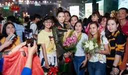 Lý Nhã Kỳ diện áo dài dát vàng gây náo loạn phố đi bộ Nguyễn Huệ