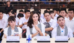 Dàn người đẹp tiếp tục hành trình tặng sách tỷ đô của 'vua cafe' Đặng Lê Nguyên Vũ