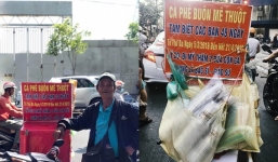 Tiết lộ người cha với tấm biển: Tạm nghỉ bán cà phê dạo đi Mỹ thăm 2 con gái là bác sĩ – giáo sư