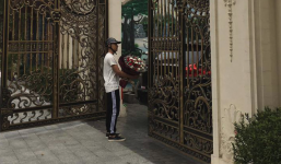 Thanh niên mặc giản dị đứng trước biệt thự đợi tặng hoa 8/3 cho tiểu thư nhà giàu