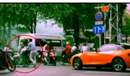 Soái ca BMW dừng xe giúp cụ bà sang đường gây sốt mạng