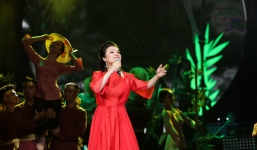 Tân Nhàn chi trăm triệu tiền trang phục trong liveshow 'Trở về'