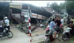 Đồng Nai: Xe chở rau tông sập nhà dân, tài xế và phụ xe chết thảm