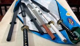 Ngăn hỗn chiến tại vũ trường, công an thu một bao tải mã tấu, mác, kiếm