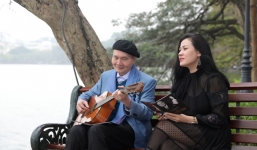 Nhạc sĩ Vũ Thành An đệm đàn cho 'giai nhân' Ngọc Châm bên hồ Hoàn Kiếm