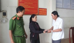 Đồng Nai: Người phụ nữ bán vé số dạo trao trả lại tiền vàng nhặt được