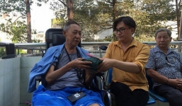 MC Đại Nghĩa trao 270 triệu đồng tiền quyên góp cho NS Lê Bình
