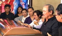 Bố nghệ sĩ Anh Vũ bật khóc trước di hài con tại chùa Ấn Quang