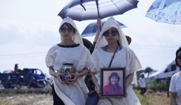 Kathy Uyên đưa tro cốt của mẹ từ Mỹ về Việt Nam an táng