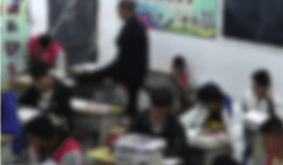 Thầy giáo dùng chân đá 2 học sinh trong lớp khiến dư luận phẫn nộ