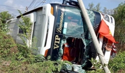 Đồng Nai: Xe khách giường nằm lật ngang, hành khách hoảng loạn kêu cứu