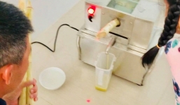 Khoe ảnh ép nước mía cho cả gia đình, Công Vinh để lộ mái bóc bạc phân nửa