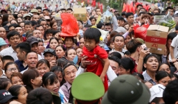 Biển người đổ về đền Hùng trong ngày Quốc giỗ