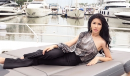 Nữ tiếp viên hàng không Vietnam Airlines thả dáng bên du thuyền triệu đô ở Singapore 