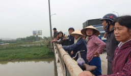 Chồng ôm con bất lực nhìn vợ nhảy cầu tự tử