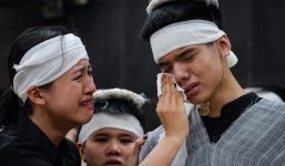 Xót xa con trai ngã quỵ trong tang lễ của nữ công nhân môi trường 