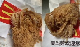 Thực khách hoảng hốt phát hiện món gà McDonald còn nguyên lông