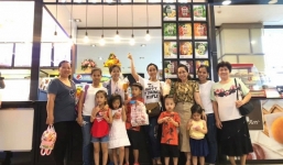 Mai Phương vui vẻ đi chơi cùng con gái và Ốc Thanh Vân sau giai đoạn sốc tinh thần