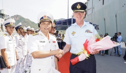 Hai chiến hạm hải quân Australia thăm cảng Cam Ranh